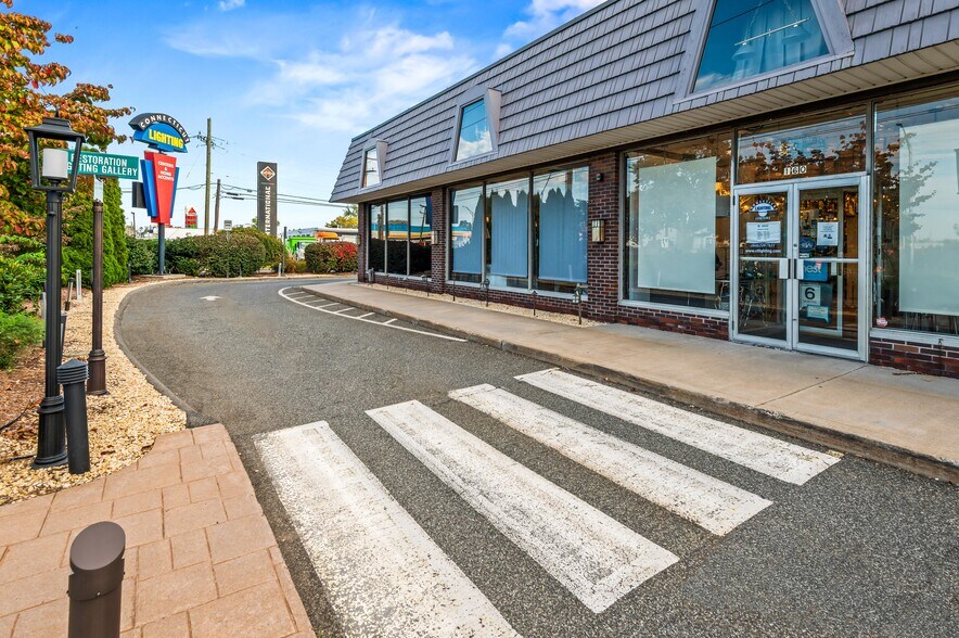 More Photos Of 160 Brainard Rd, Hartford Freestanding For Lease