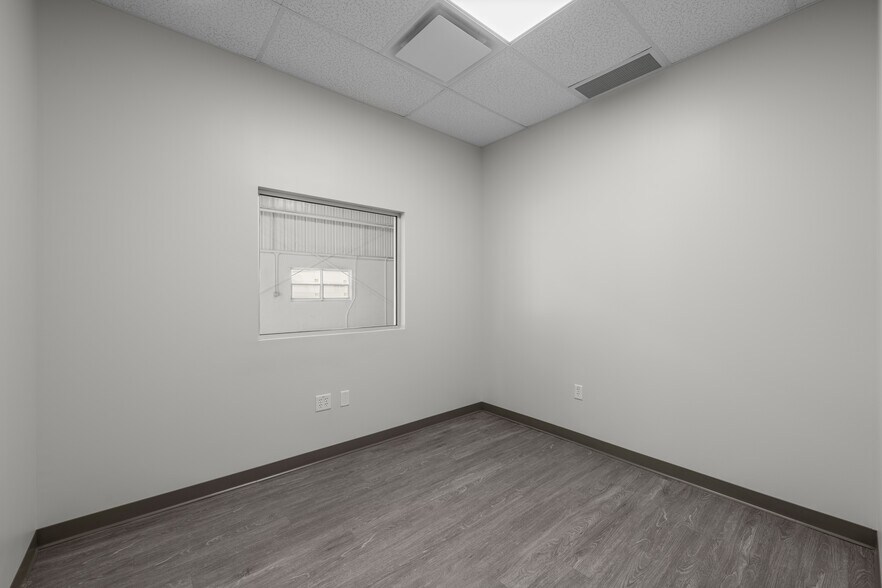 More Photos Of 5007 S Westshore Blvd, Tampa Warehouse For Lease