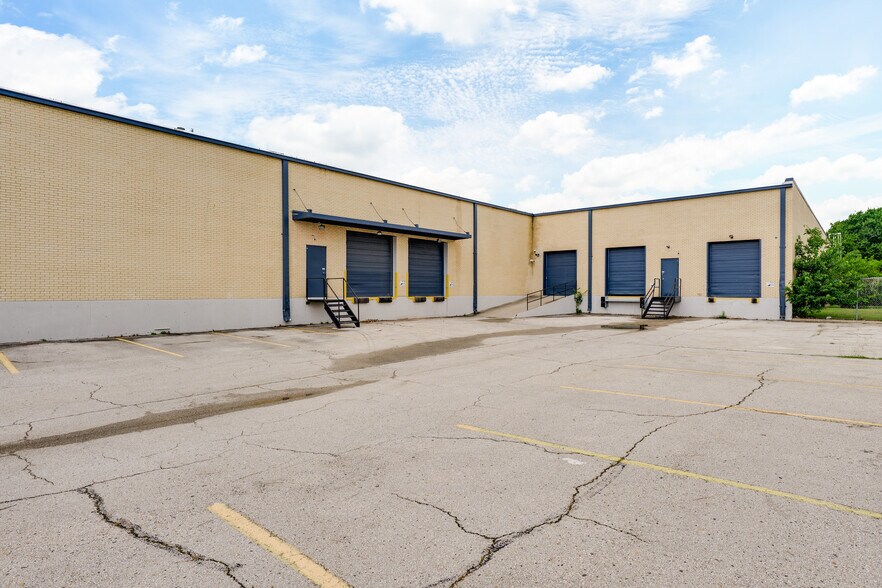 More Photos Of 1241-1243 Majesty Dr, Dallas Warehouse For Lease