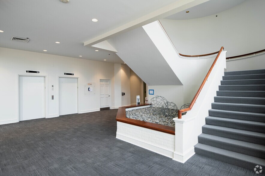 More Photos Of 800 Prides Crossing, Newark Unknown For Lease