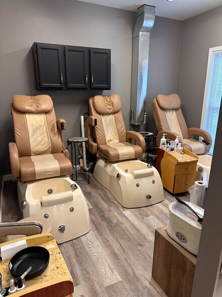 More Photos Of 2504 Veterans Memorial Pky S, Lafayette Office For Sale