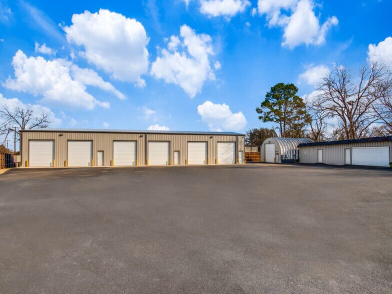 More Photos Of 708 E Hundley Dr, Lake Dallas Warehouse For Lease