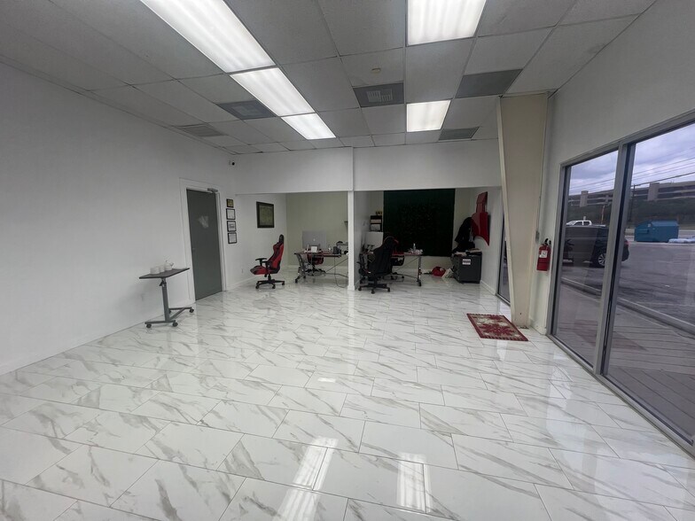 More Photos Of 9809 Fredericksburg Rd, San Antonio Auto Repair For Lease