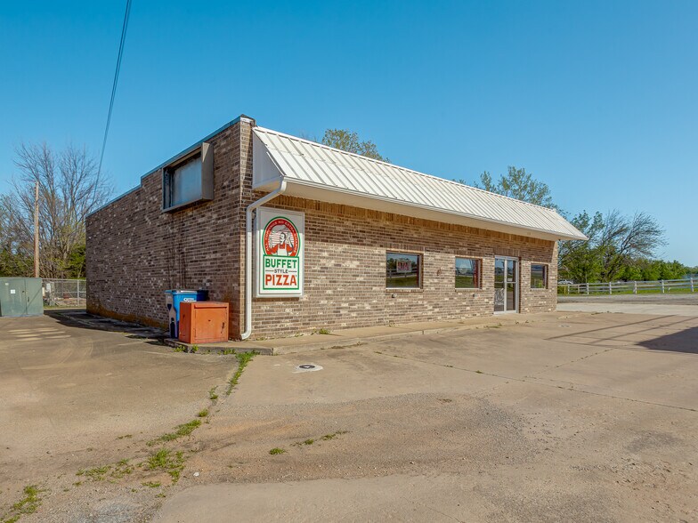 More Photos Of 1221 N 8th Ave, Stroud Convenience Store For Sale