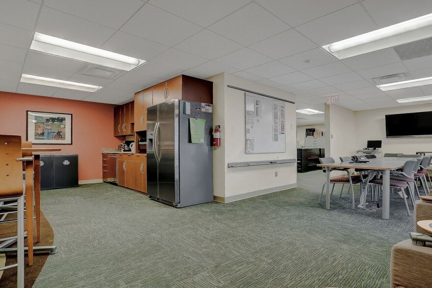 More Photos Of 240 E Sunset Rd, El Paso Office For Lease