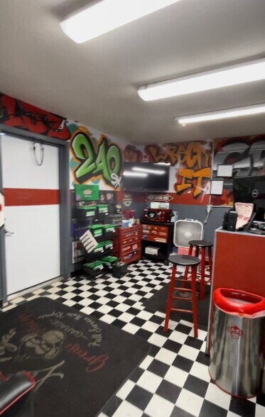 More Photos Of 1765 Athol Ave, Henderson Auto Repair For Sale