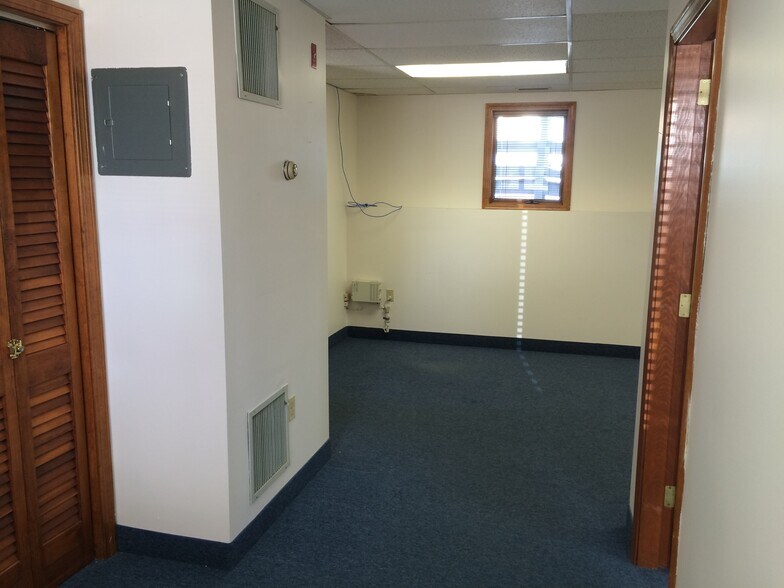 More Photos Of 1345 Jefferson Blvd, Warwick Office For Lease