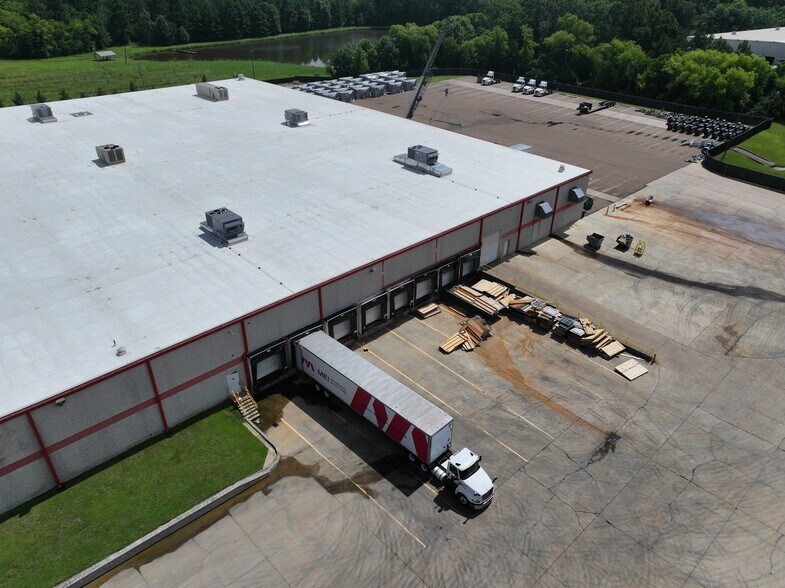More Photos Of 190 NW Industrial Pky, Jackson Manufacturing For Sale