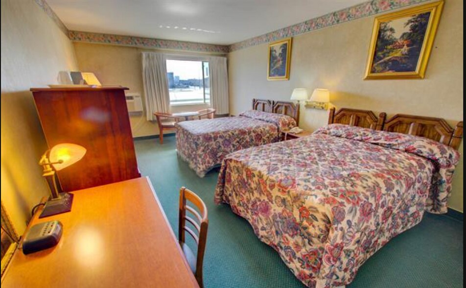 More Photos Of 302 6th Ave S, Clinton Hotel For Sale