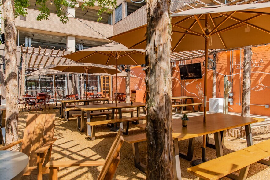 More Photos Of 3100 McKinnon St, Dallas Office For Lease