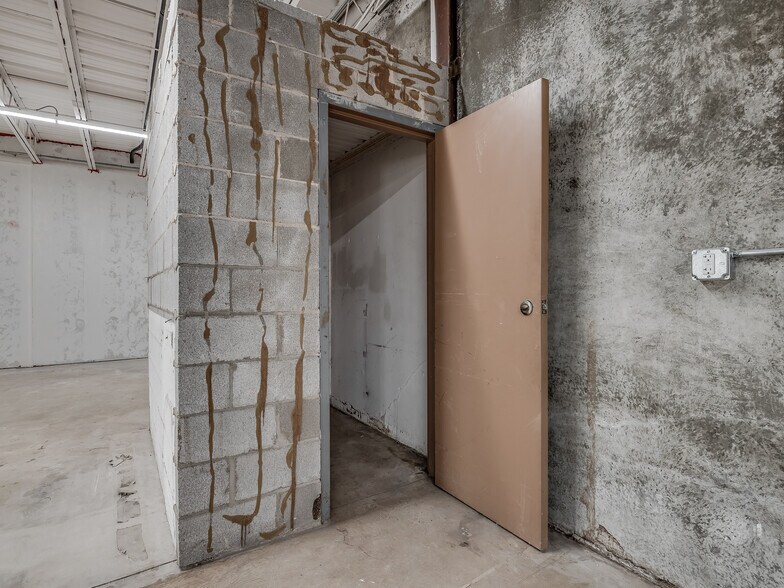 More Photos Of 4403-4411 SW 3rd St, Oklahoma City Showroom For Lease