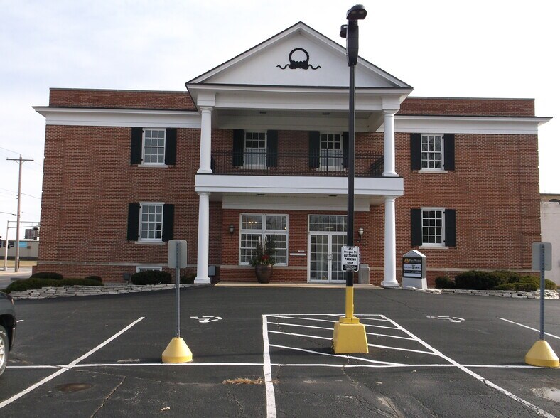 More Photos Of 601 Oregon St, Oshkosh Office For Lease