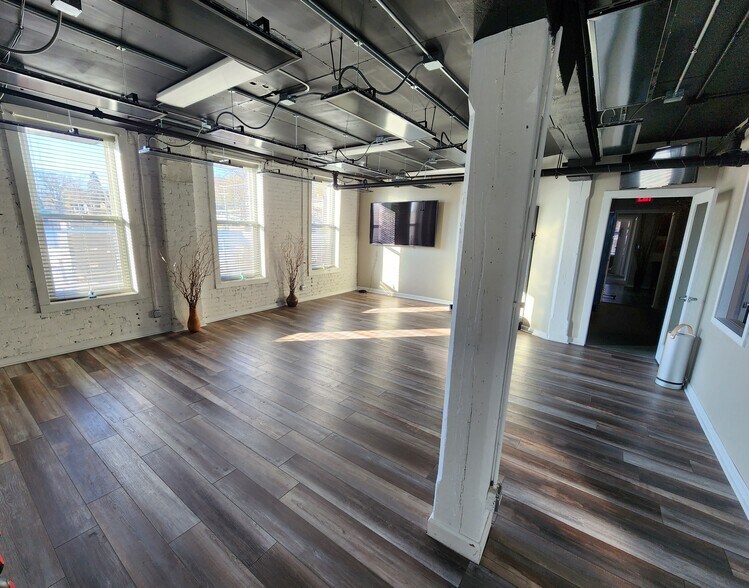 More Photos Of 9-23 N Union St, Elgin Office For Lease