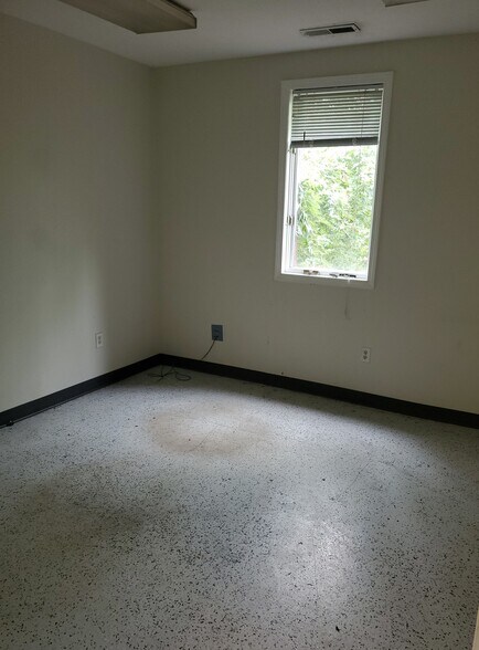 More Photos Of 2046 Keystone Dr, Springfield Industrial For Sale