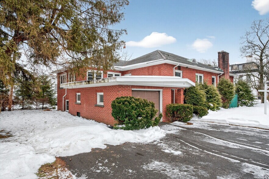 Primary Photo Of 111 Maiden Ln, Kingston Medical For Sale