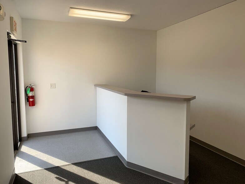 More Photos Of 1014 Ekstam Dr, Bloomington Office For Lease