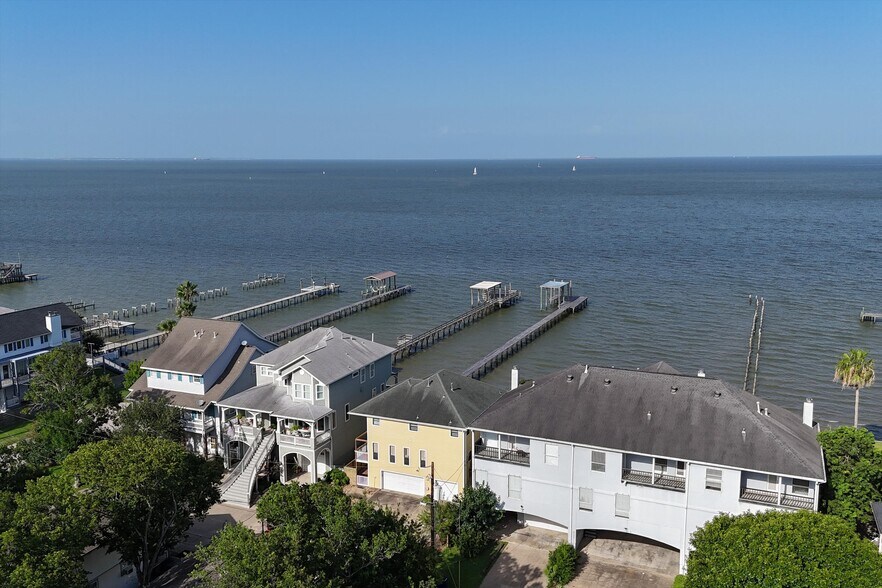 More Photos Of 804 Bay Ave, Kemah Specialty For Sale