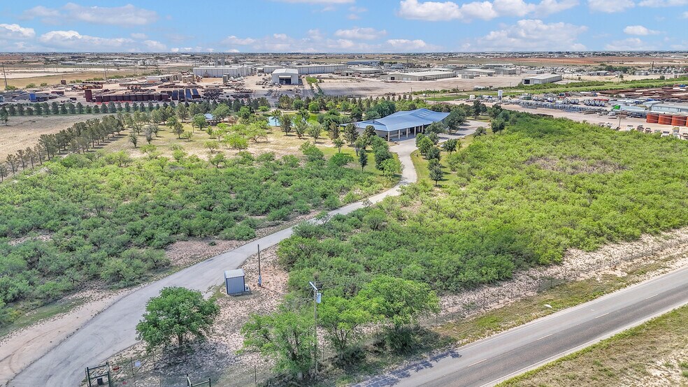 More Photos Of 2828 Interstate 20, Midland Flex For Sale