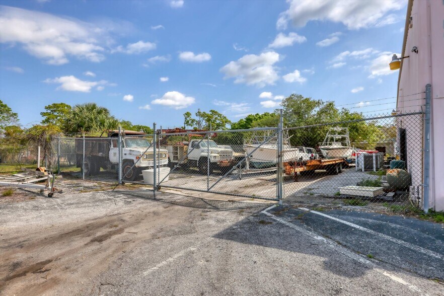 More Photos Of 2451 17th St, Sarasota Showroom For Sale