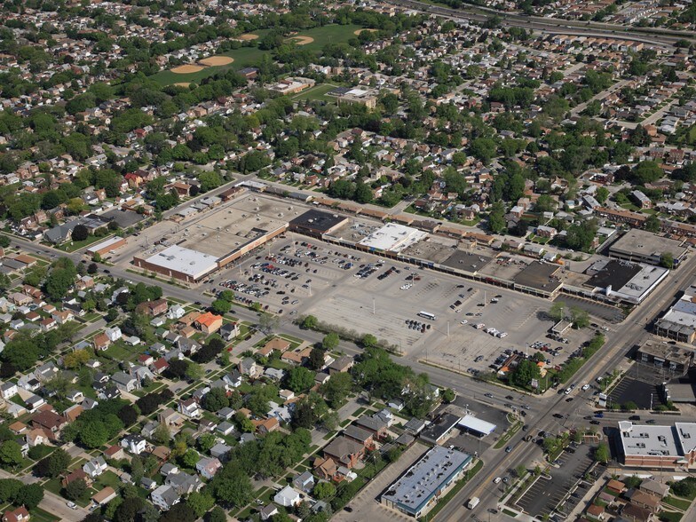 More Photos Of 7200-7342 W Foster Ave, Chicago General Retail For Sale