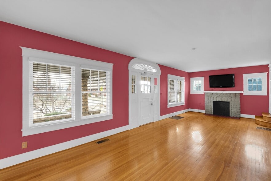 More Photos Of 3208 College Dr, Louisville Office Residential For Lease