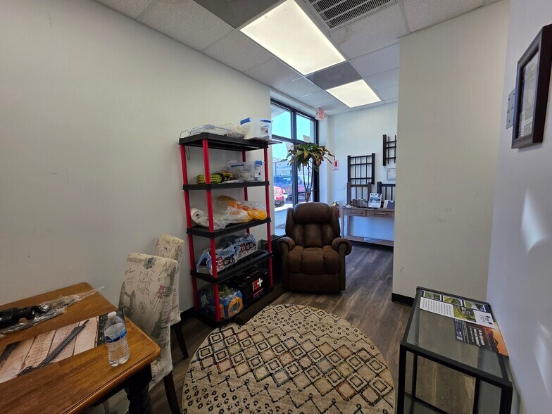 More Photos Of 61 Schinger Ave, Ridgeland Showroom For Lease