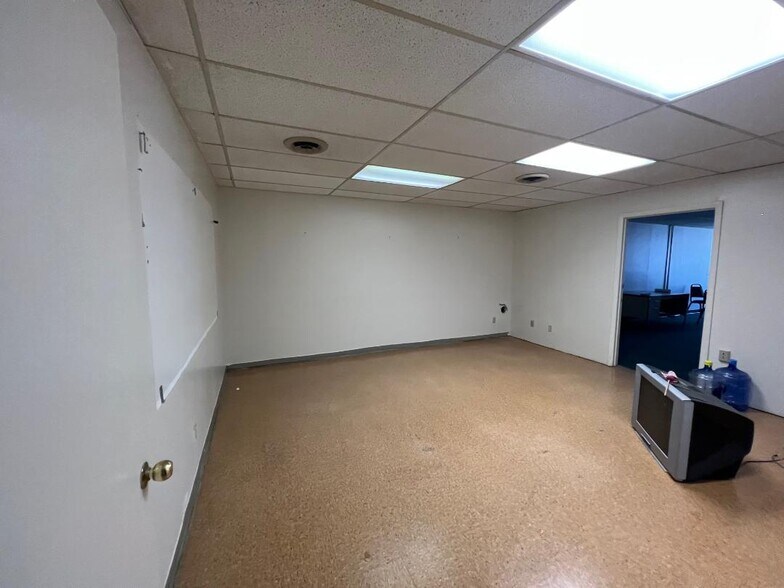 More Photos Of 625 8th St, Huntington Office For Lease