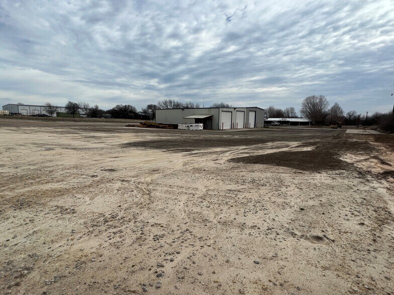 More Photos Of 500 Dennis Rd, Weatherford Flex For Lease