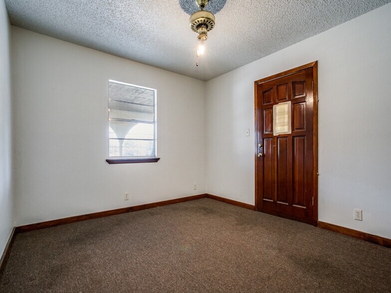 More Photos Of 226 E Fest St, San Antonio Restaurant For Sale