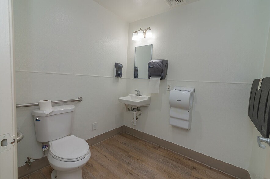 More Photos Of 3801 San Dimas St, Bakersfield Medical For Lease