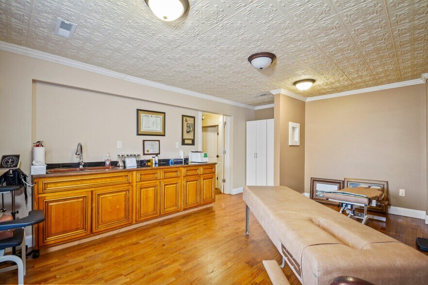 More Photos Of 333 Main St, Gainesville Office For Sale