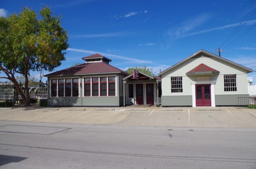 More Photos Of 105 Willis St, Leander Restaurant For Lease