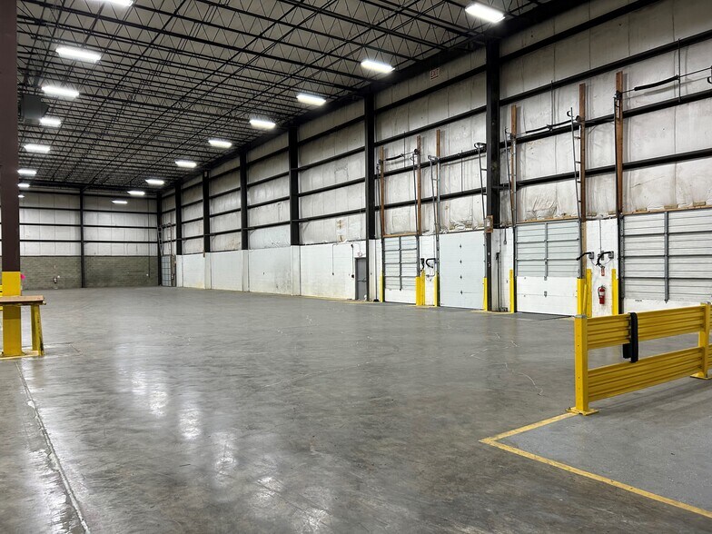 More Photos Of 21 Wes Warren Dr, Middletown Warehouse For Lease
