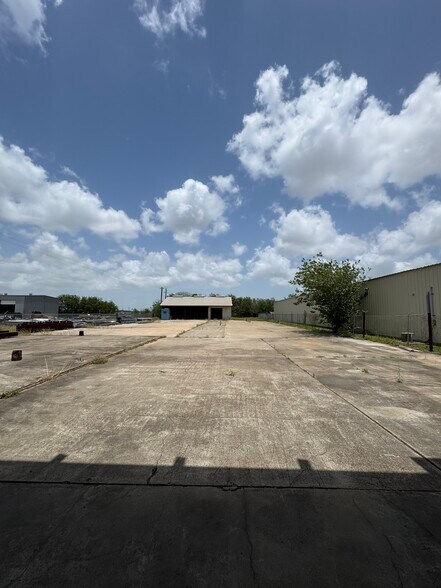 More Photos Of 2038 Saratoga Blvd, Corpus Christi Warehouse For Lease