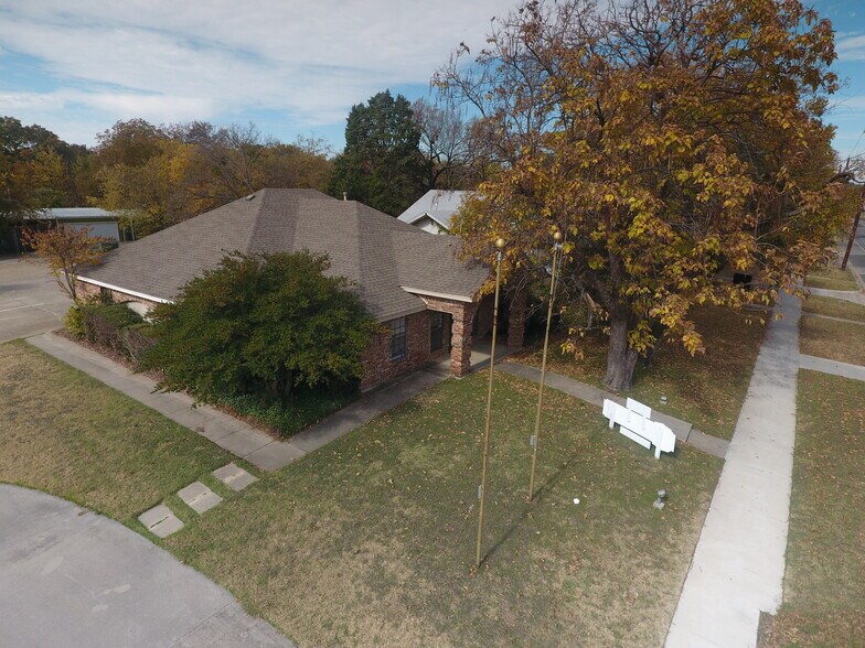 More Photos Of 1005 N Elm St, Denton Office For Lease