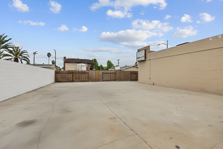 More Photos Of 4204 W Burbank Blvd, Burbank General Retail For Sale