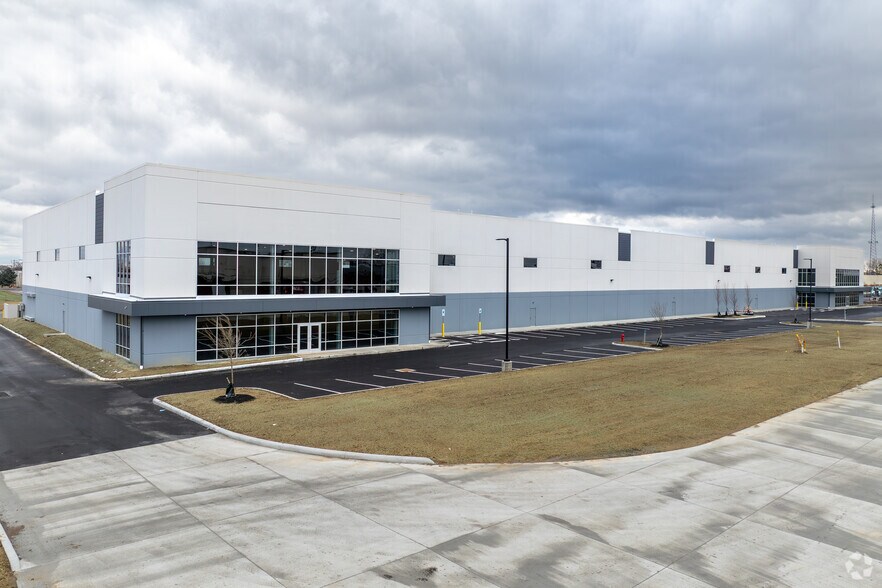 More Photos Of 900 Distribution Dr, Columbus Distribution For Lease