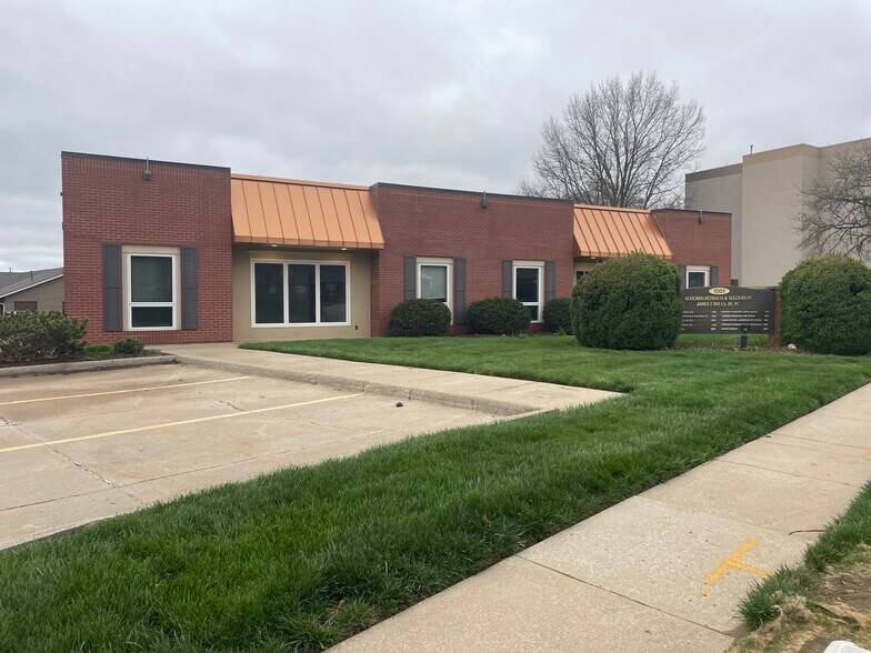 More Photos Of 1201 W College St, Liberty Office For Lease