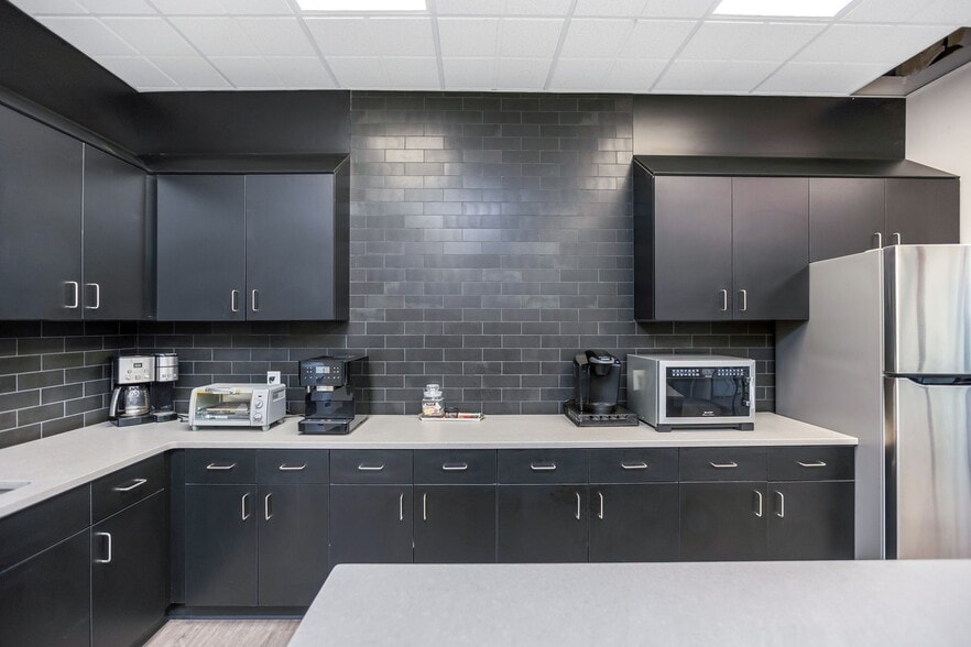 More Photos Of 808 Rhoads Ave, Columbus Warehouse For Lease