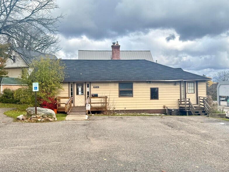 Primary Photo Of 1104 Ashmun St, Sault Sainte Marie Office For Sale