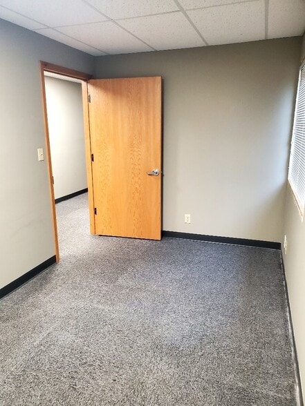 More Photos Of 300 Legacy Plz W, La Porte Medical For Lease