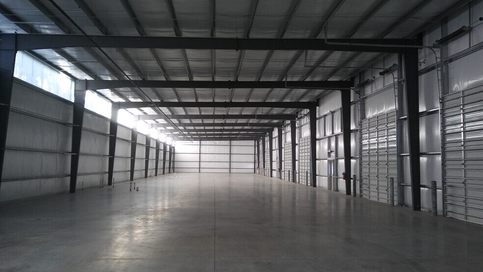 More Photos Of 16311-16315 Dundee Rd, Cypress Warehouse For Lease