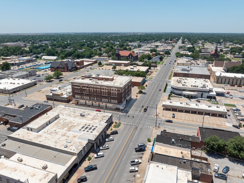 More Photos Of 303 W Broadway Ave, Enid Office Residential For Lease