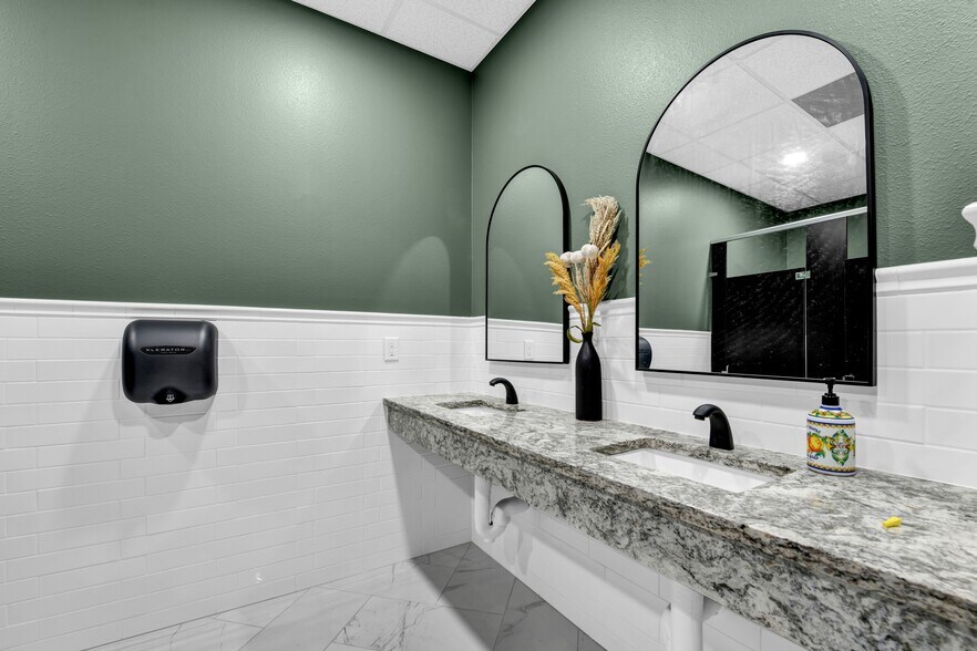 More Photos Of 203 N Main St, Weatherford Storefront Retail Office For Lease