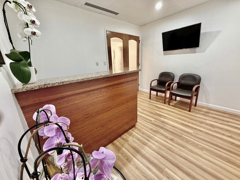 More Photos Of 4 Dearfield Dr, Greenwich Medical For Lease
