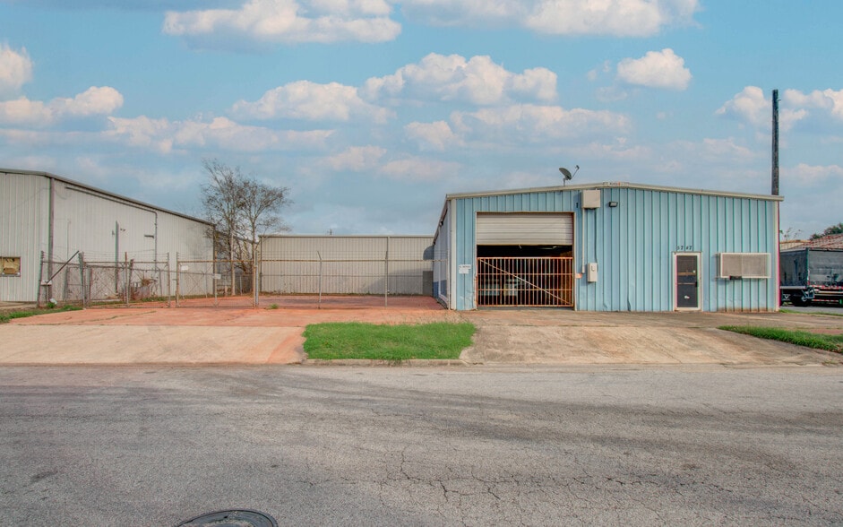 More Photos Of 5747 Northdale St, Houston Industrial For Lease