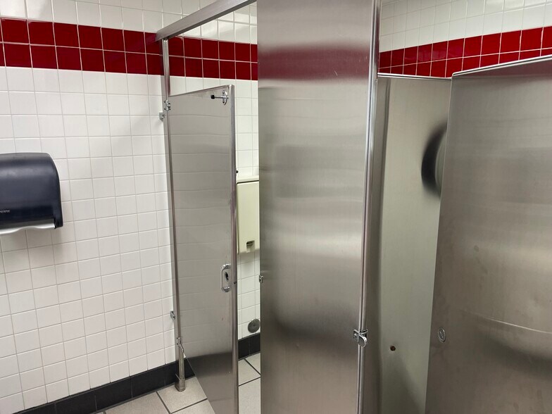 More Photos Of 405 E Emory Rd, Powell General Retail For Sale