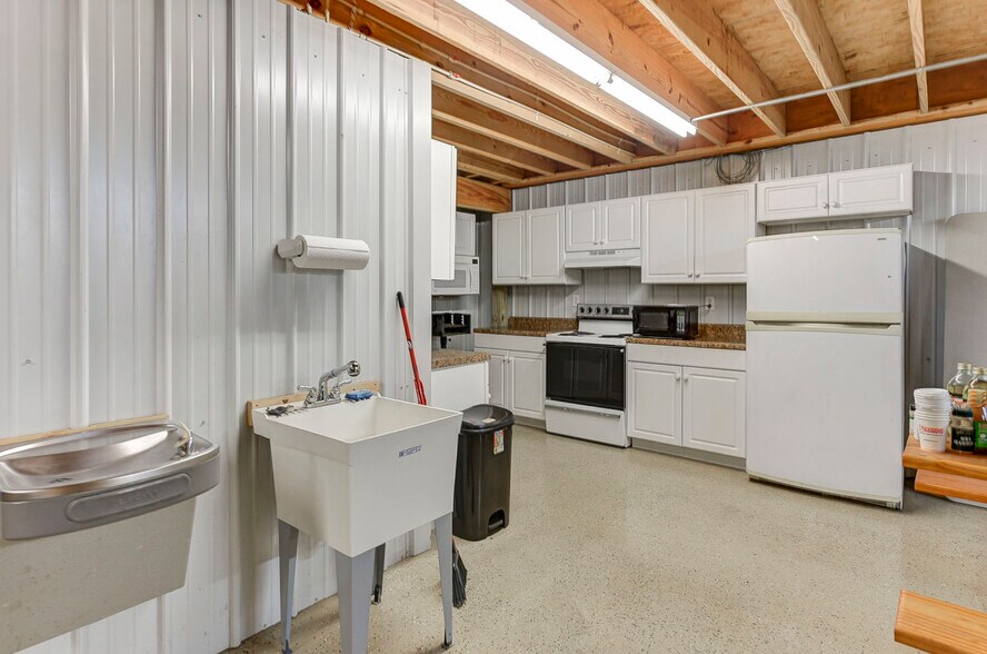 More Photos Of 108 Prides Way, Lexington Light Distribution For Sale
