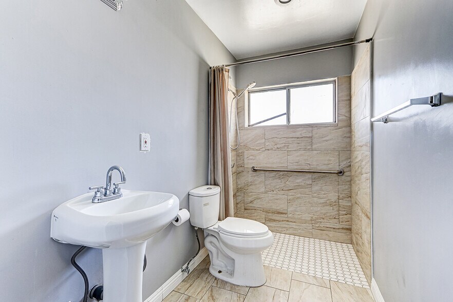 More Photos Of 2018 E La Palma Ave, Anaheim Apartments For Lease