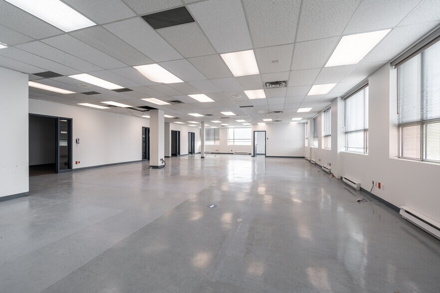 More Photos Of 13200 Boul Métropolitain E, Montréal Office For Sale